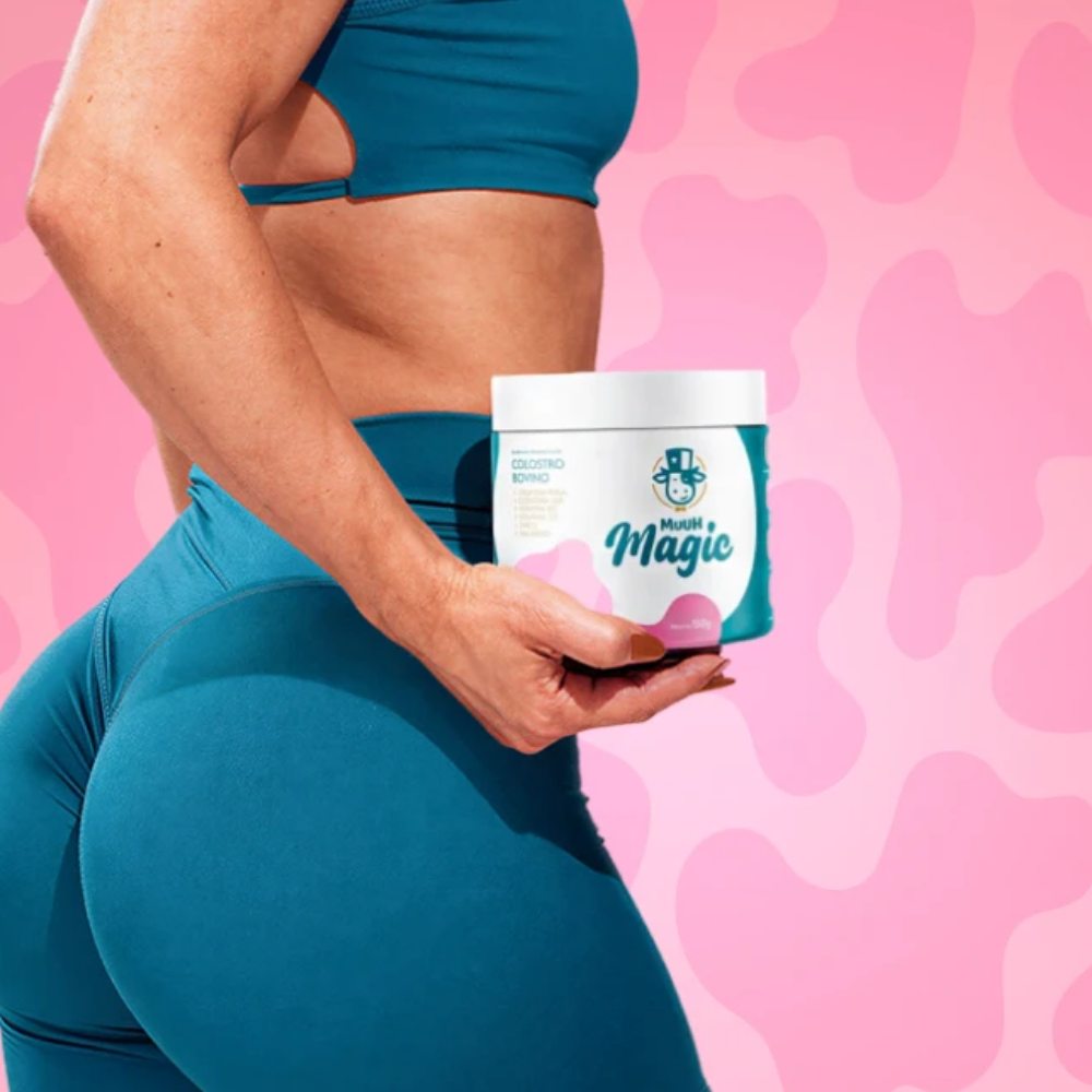 Mulher de legging segurando o pote de Magic Muuh
